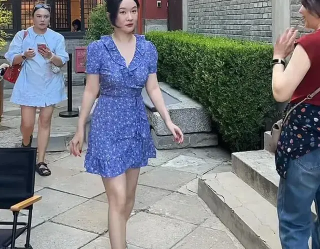 霍思燕逛街照疯传！从清纯玉女到人生赢家，她凭啥圈粉无数？
