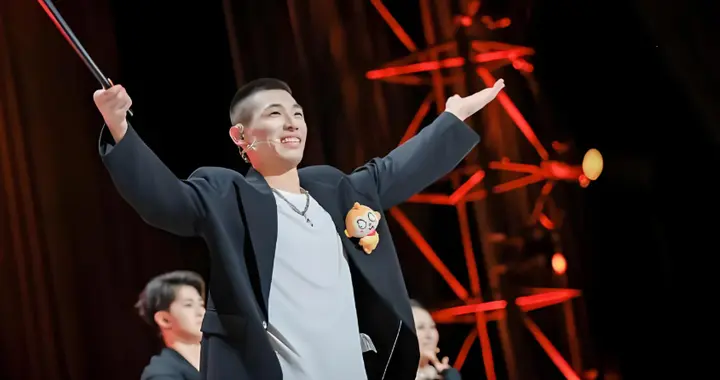 旭旭宝宝停播后近照曝光，参加当地企业恳谈会，网友：格格不入