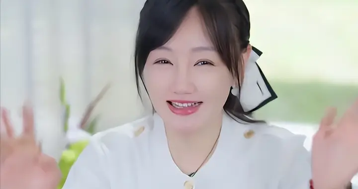 薛佳凝现状：47岁仍未婚未育，和母亲相伴很幸福，坦言没有遗憾