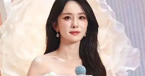 谁看了不迷糊？杨幂错位头纱封神，踩裙摆一秒稳住有多绝？