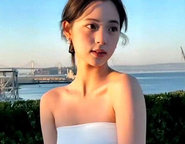 欧阳娜娜，白色抹胸液体裙