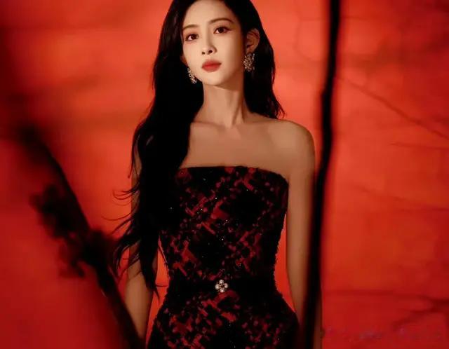 孟子义开工红裙惊艳亮相，时尚新篇引全网热议