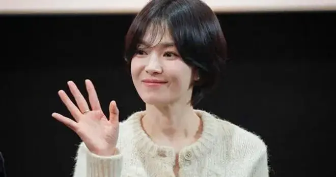 43岁宋慧乔剪短发大回春！穿米色绞花毛衣+半身裙 温柔减龄又高级