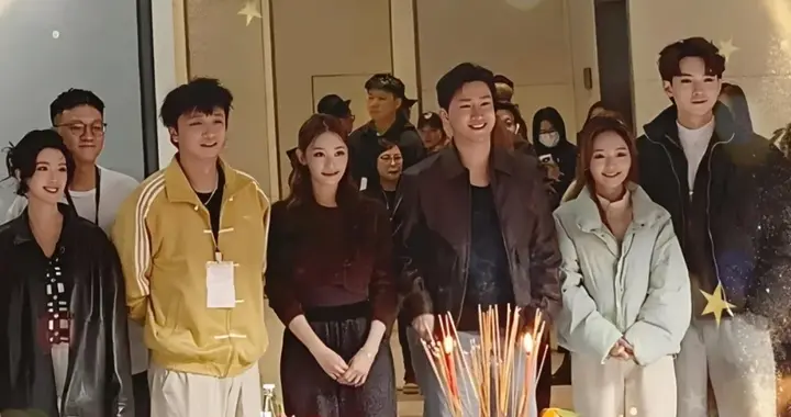 TVB两对人气情侣广州合体开演唱会，现场甜蜜亲吻劲恩爱