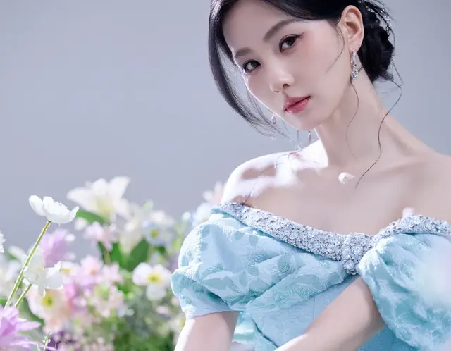 刘诗诗抹胸蓝色礼裙，海天蓝裙将夏日柔波载进衣褶