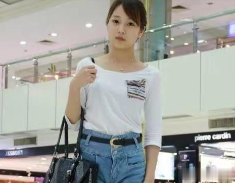 同样是李连杰的基因，利智和黄秋燕的女儿近照，差别怎么这么大