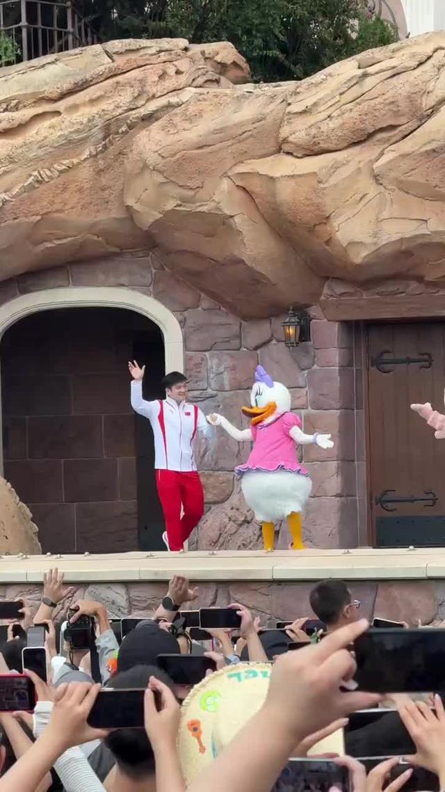 黛丝撩不动樊振东，王楚钦换发型疑似踩雷，莎莎背包挂件另有深意