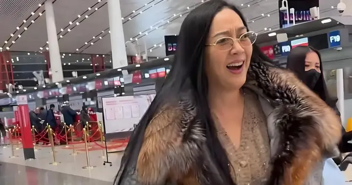 钟丽缇机场大胆穿搭!普通人穿像麻袋她靠气场硬撑,虽遮肉但显壮