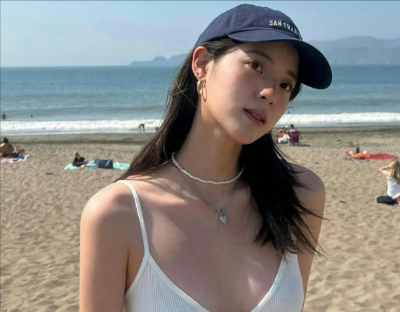 欧阳娜娜和新男友车内接吻，男生又矮又丑，网友吐槽她眼光差