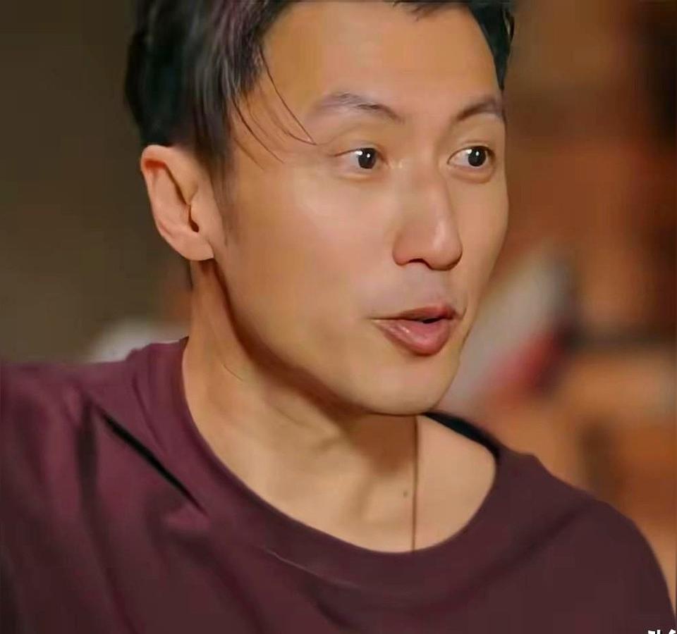 谢霆锋和丁真聊天时提到，现在太多艺人怕吃苦。他回忆1996年在横店拍戏...