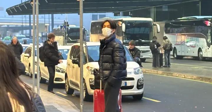 钟汉良带妻子现身米兰，51岁身形很有少年感，老婆出镜与他超般配