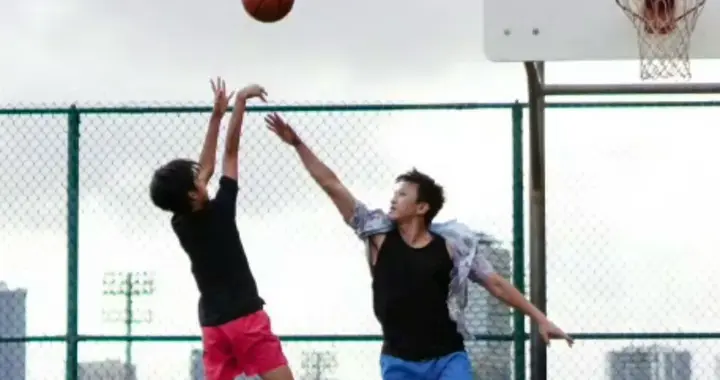 邓超晒照为儿子庆生，父子俩一起打篮球，14岁等等腾空投篮好帅