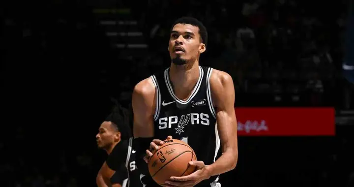 文班复出30分马刺遭灰熊逆转 福克斯18中4丢绝杀斯潘塞21+7+8