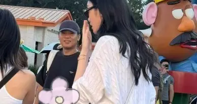 奚梦瑶带娃游香港迪士尼游被偶遇，穿白色毛衣搭同色系短裤腿好长