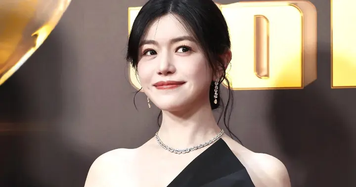 陈妍希亮相电视剧品质盛典红毯，穿黑灰拼接开叉裙自带老钱风好美