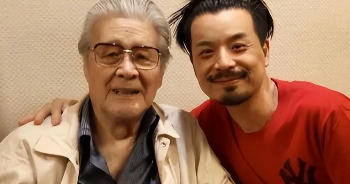 他俩原来是父子，父亲是老戏骨，他出道39年不火，今又演年代新剧