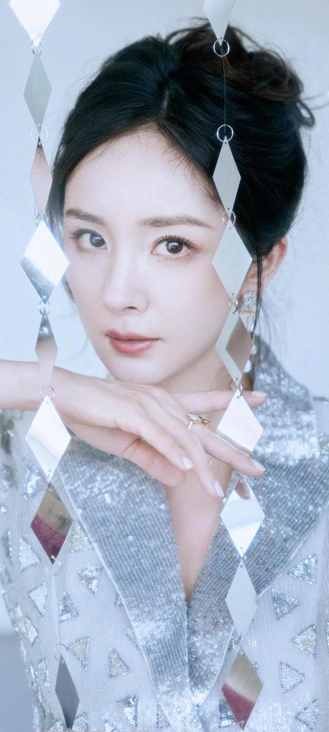 杨幂：从“流量女王”到“争议焦点”，一部作品写就的传奇人生