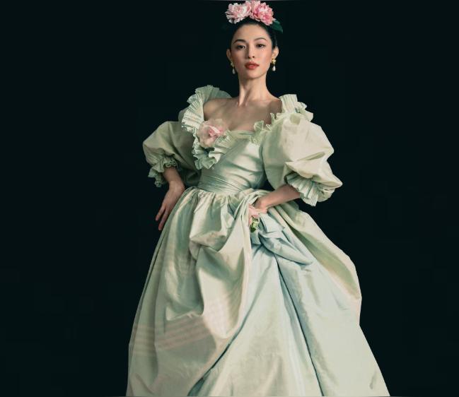 看了钟楚曦的红毯生图，我悟了：真美人，从来不怕比