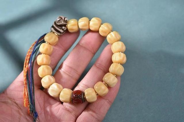 展示一条你不认识的手串，很美很润却说不出名字