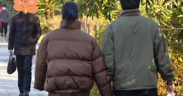 朱丹周一围步行送娃上学，穿棉服和路人一样朴实，女儿杭州读公立