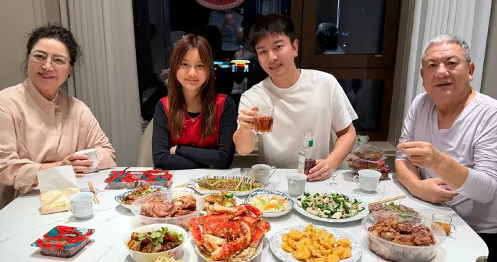 贾乃亮除夕一家四口吃年夜饭！女儿甜馨笑容好甜，拍照人好像前妻