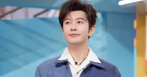 黄晓明新加坡同游被拍！亲密撑伞帮拿饮料　新欢身分疑为歌手