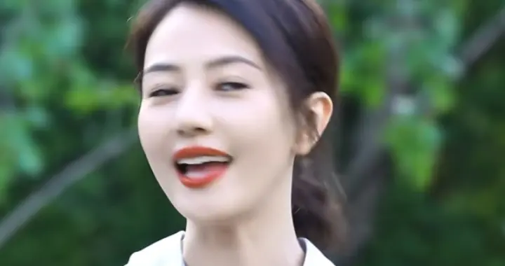 高圆圆春日营业照太惊艳，衬衫低马尾造型，气质清爽美貌依旧