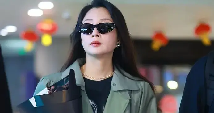 46岁殷桃真会赶时髦！短夹克+半身裙+短靴，洋气又高级！