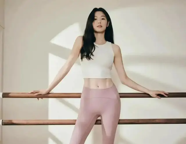 全智贤穿瑜伽裤太养眼了，身材好得跟年轻时一样完美