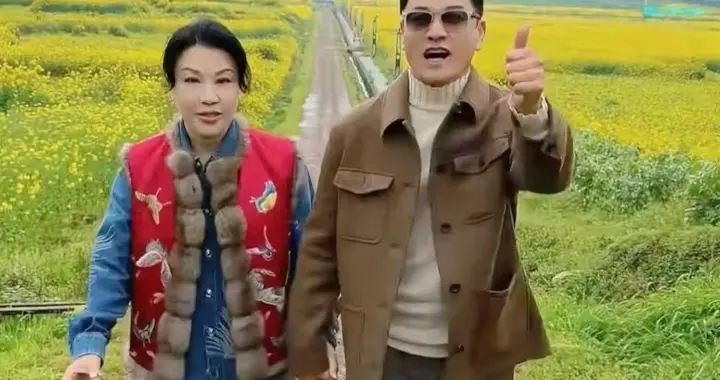 吕良伟与妻子花田间牵手漫步，70岁的年纪，活出20岁的浪漫与精致