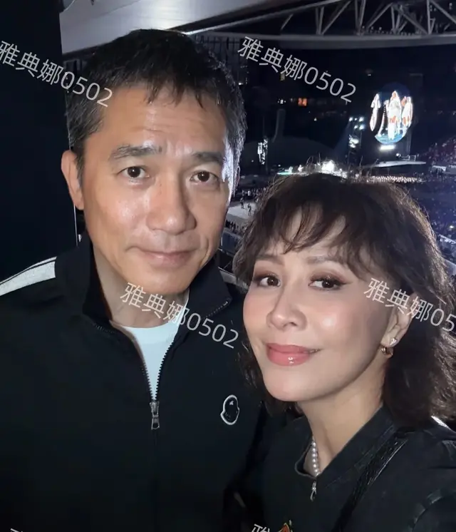 刘嘉玲梁朝伟夫妇看演唱会，张曼玉也来了，女神变得快认不出来了