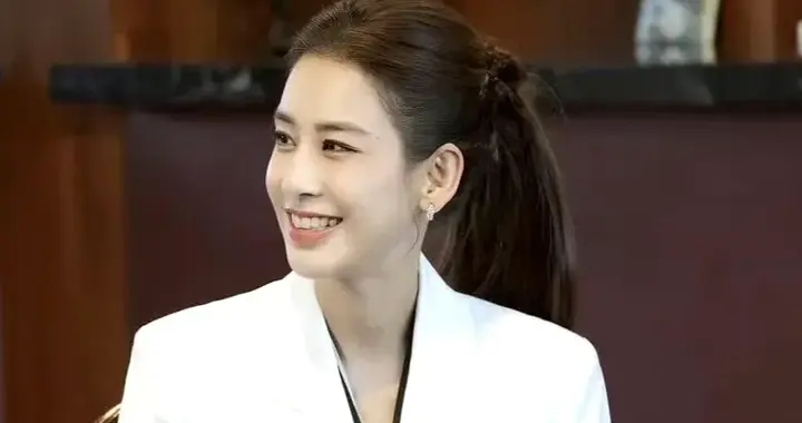 黄圣依白西装黑飘带配纱裙又美又仙，这波职场穿搭我疯狂截图！