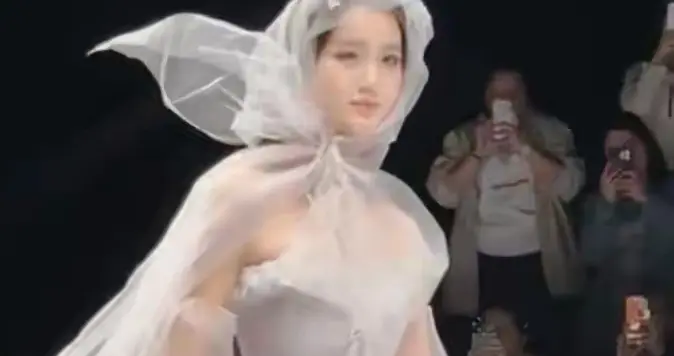 钟丽缇女儿走秀封神了！这颜值出众气质非凡谁看了都迷糊？
