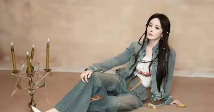 杨幂穿着白色细高跟搭配牛仔套装，又野又温柔的