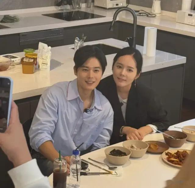 42岁韩佳人和32岁金桐俊同框，俩人撞脸程度，老公延政勋直接懵圈