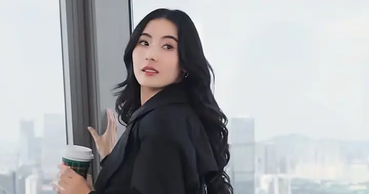 45岁张柏芝初冬穿搭：微卷发+羽绒服+长筒靴，时髦又高级，像30岁