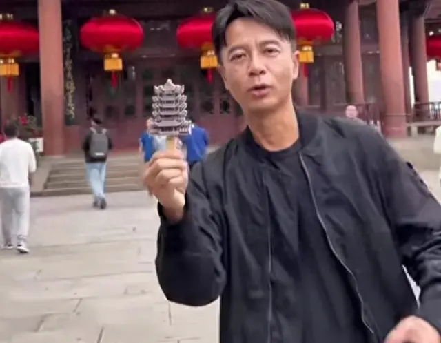 李克勤：现身黄鹤楼买15元一支的雪糕舍不得吃，像苍老的何书桓