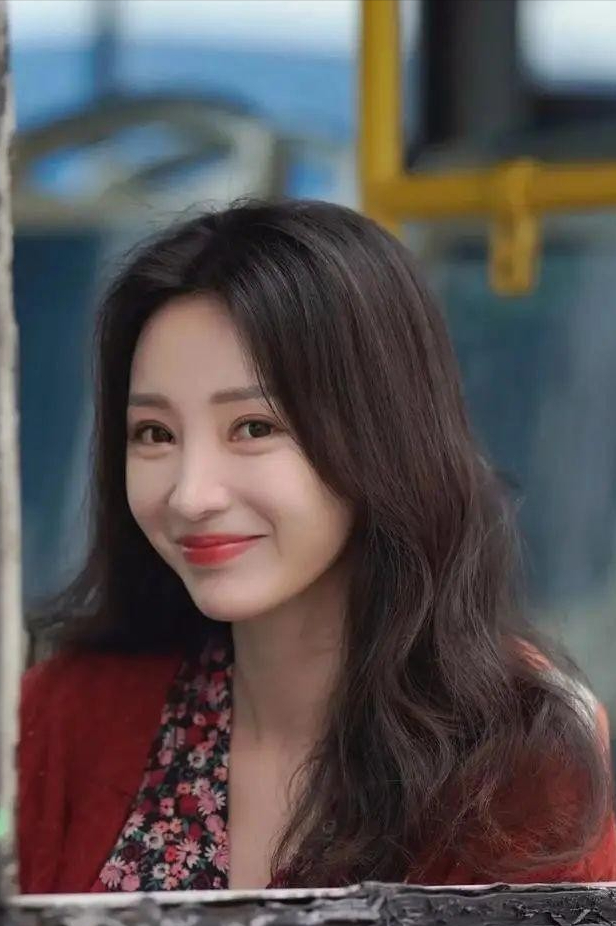 43岁“嫁不出去”的柳岩，到底是好牌打烂，还是家庭使然？