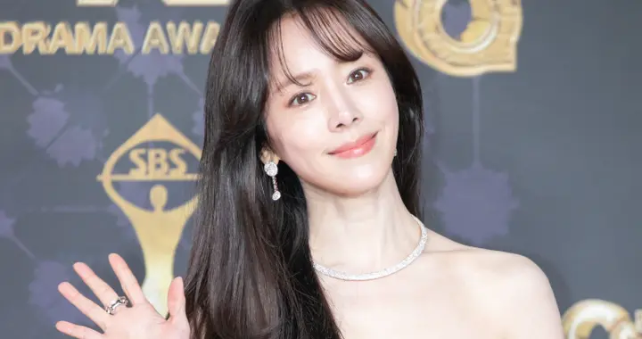 韩国女星怒揭娱乐圈黑暗面！为了保护后辈杠上导演，惨遭马赛克