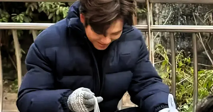 52岁钟汉良近照曝光，摆摊卖菜白发藏不住，状态引唏嘘