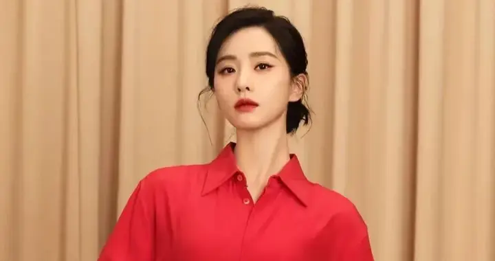 刘诗诗的气质不一般！穿红衬衫+黑皮裙+短靴，高级又洋气！