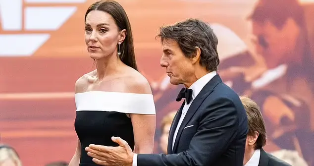 63岁阿汤哥真实身高引关注，硬汉常用“增高神器”，总能秒变180