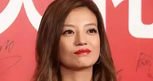 胃癌传闻真相大白半年，49岁赵薇再迎坏消息，连累的何止闺蜜李湘