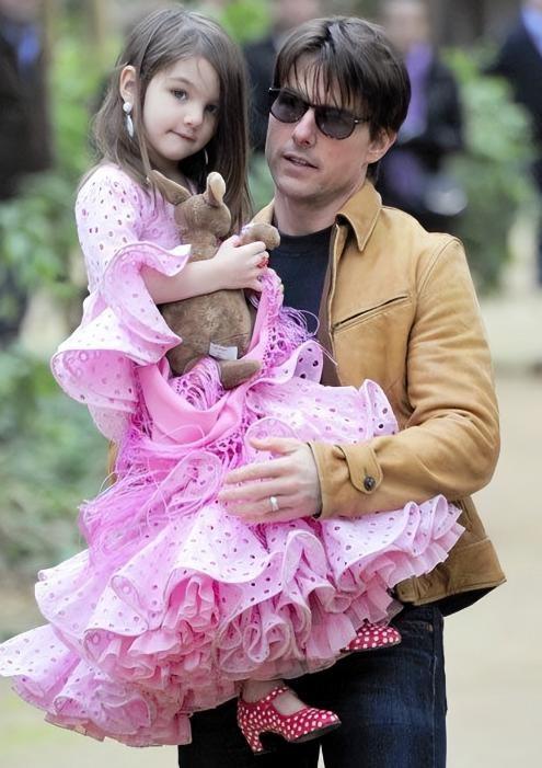 阿汤哥13年未见女儿，付清了3400万抚养费，19岁苏瑞越长越不像他