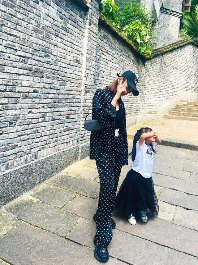 唐艺昕和女儿合照，真的好罕见，穿搭好时尚