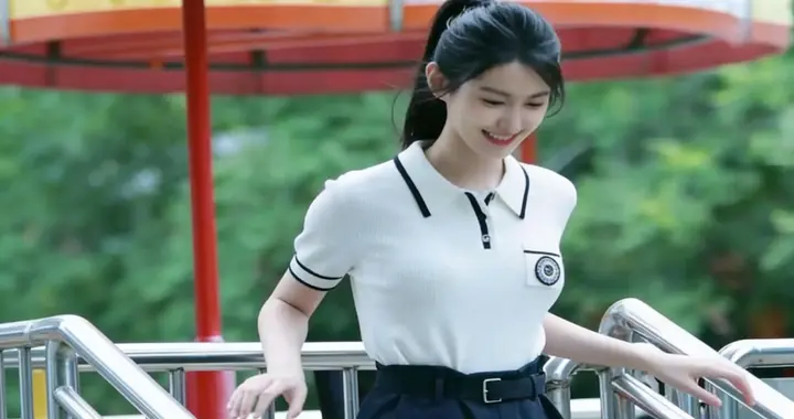 17岁张籽沐校服照刷屏！这少女感绝了，谁看谁迷糊