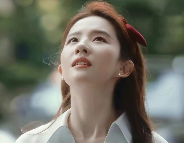 刘亦菲打了多少垫“假屁股”女星的脸？给你们看看什么叫珠圆玉润