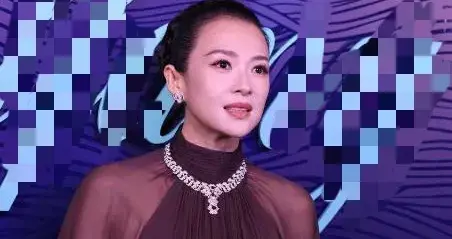 46岁章子怡增肥后更漂亮！穿深紫薄纱长裙好显贵，美到差点认不出