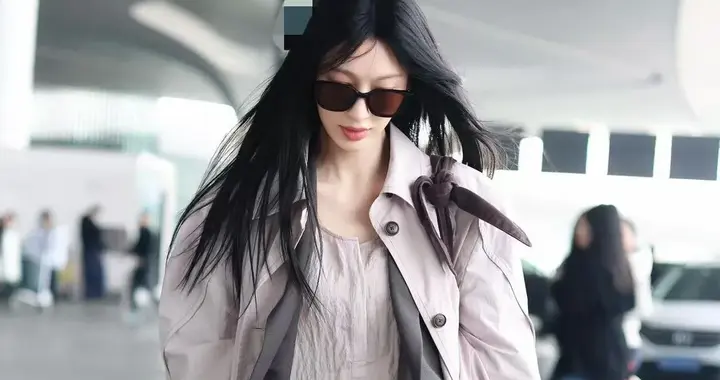 张俪机场私服真时髦！穿风衣+阔腿裤+乐福鞋，洋气又高级！