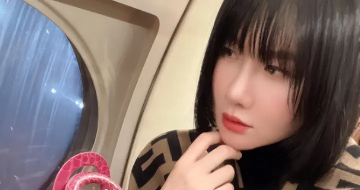 43岁“晶女郎”移居美国，好莱坞当制片人，秘密产子二胎父亲成谜